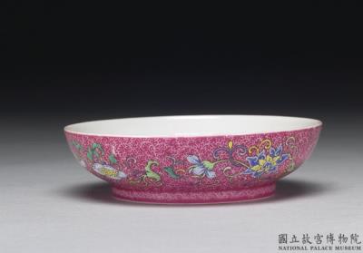 图片[2]-Dish with “Three Plenty” motif on a polychrome red ground in yangcai painted enamels With wood case, Qianlong reign (1736-1795), Qing dynasty-China Archive